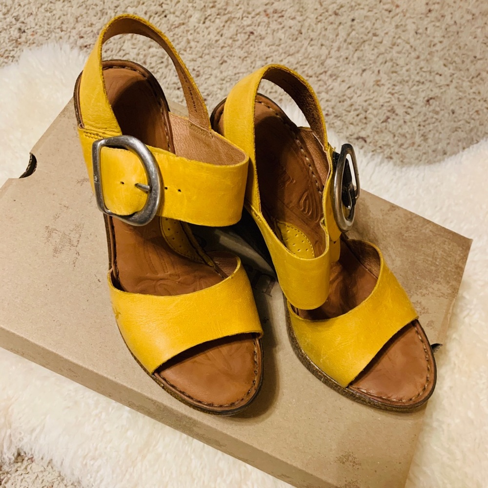 Mustard color wedges like new, with box